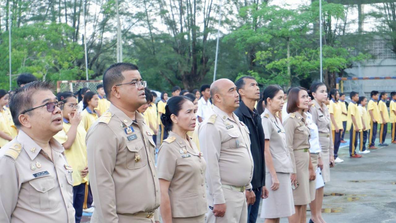 พช.ศรีบรรพต ร่วมกิจกรรมนายอำเภอพบปะนักเรียนหน้าเสาธง    