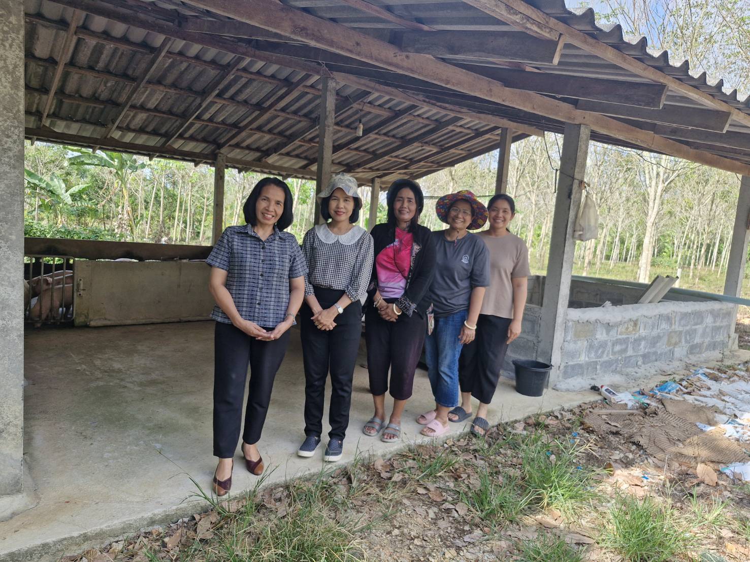 พช.ศรีบรรพต ลงพื้นที่ติดตามการดำเนินงานลงพื้นที่ติดตามกลุ่มอาชีพสมาชิกกองทุนพัฒนาบทบาทสตรี อำเภอศรีบรรพต