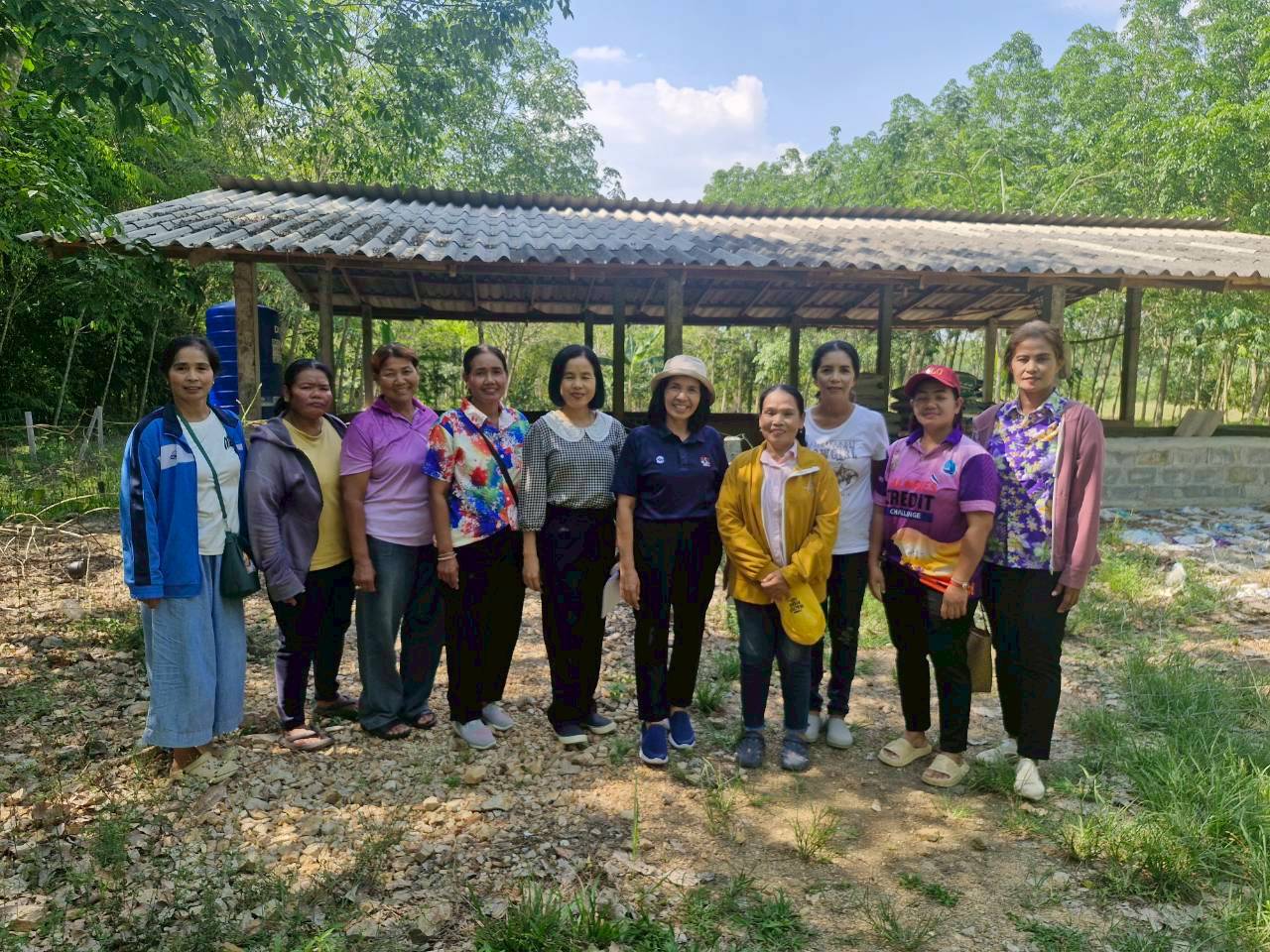 พช.ศรีบรรพต ติดตามกลุ่มอาชีพสมาชิกกองทุนพัฒนาบทบาทสตรีตำบลเขาย่า