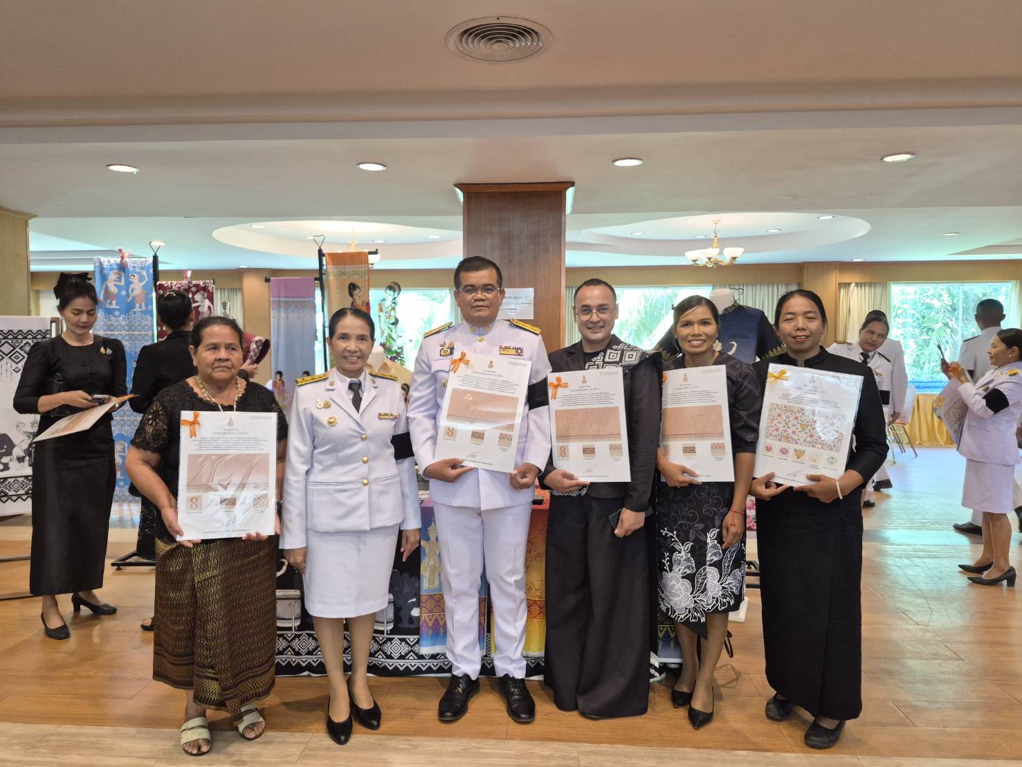 พช.ศรีบรรพต ร่วมพิธีมอบแบบลายผ้าพระราชทาน “ลายขอสมเด็จฯ - เจ้าฟ้าฯ” และ “ลายบุปผาบรมราชินินาถ” สืบสานภูมิปัญญาผ้าไทยสู่สากล