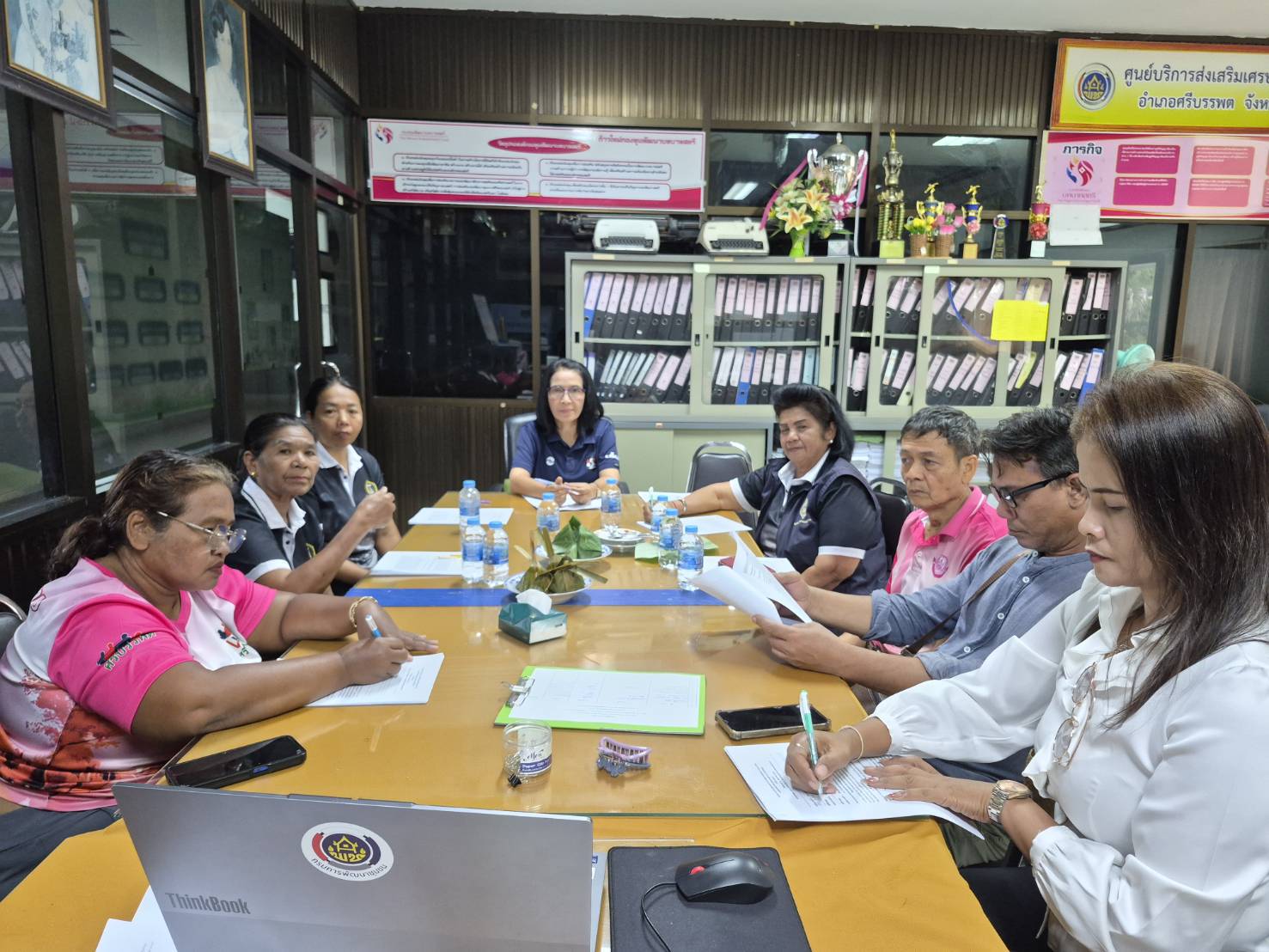 พช.ศรีบรรพต ร่วมประชุมคณะกรรมการพัฒนาสตรีจังหวัดและผู้นำ อช. ขับเคลื่อนภารกิจส่งเสริมอาชีพและขจัดความยากจน