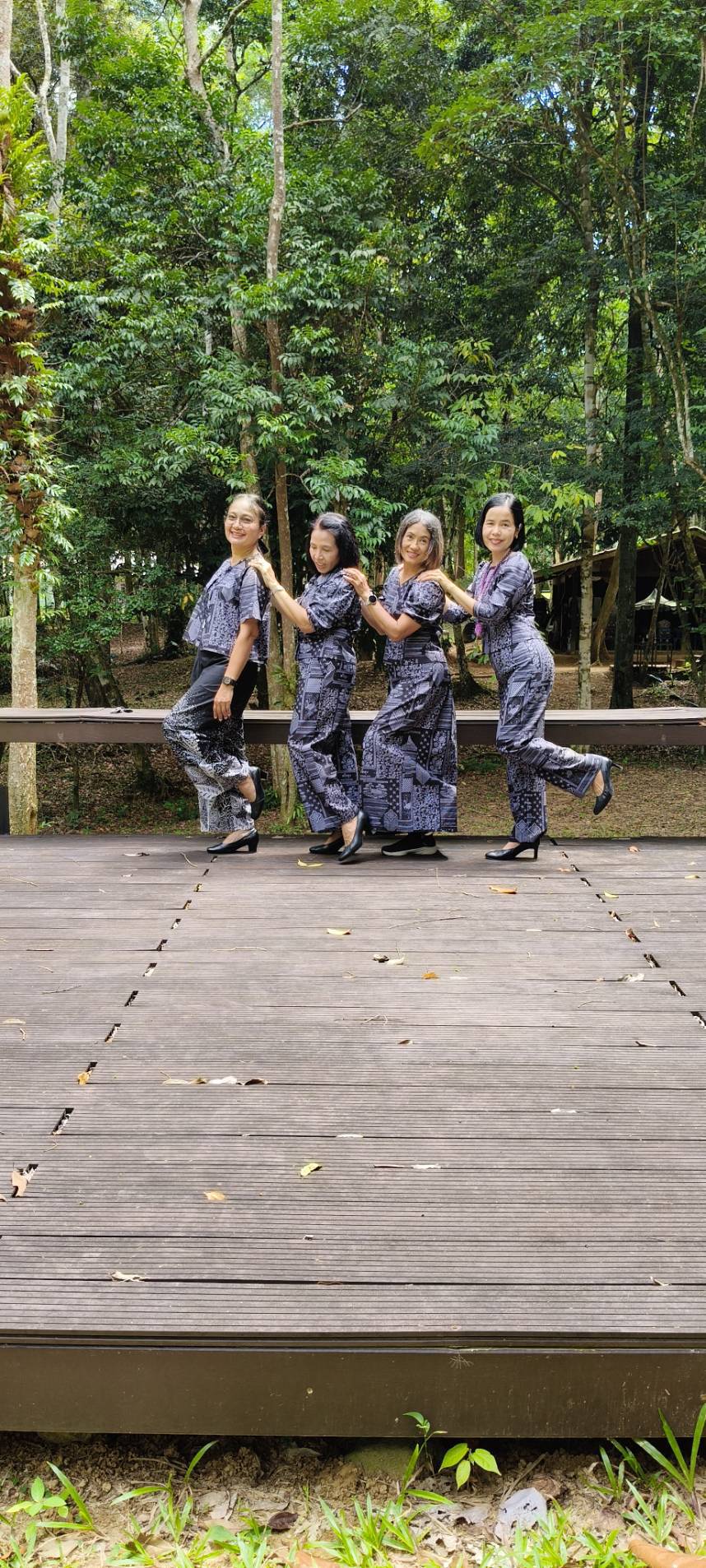 อำเภอศรีบรรพต ขอเชิญชวนร่วมสืบสานและภาคภูมิใจในอัตลักษณ์ท้องถิ่น ผ้าไทย "ลายพัทลุงซินโดรม" เสน่ห์ลายผ้าพัทลุง สู่แฟชั่นที่ใส่ได้ทุกวัน