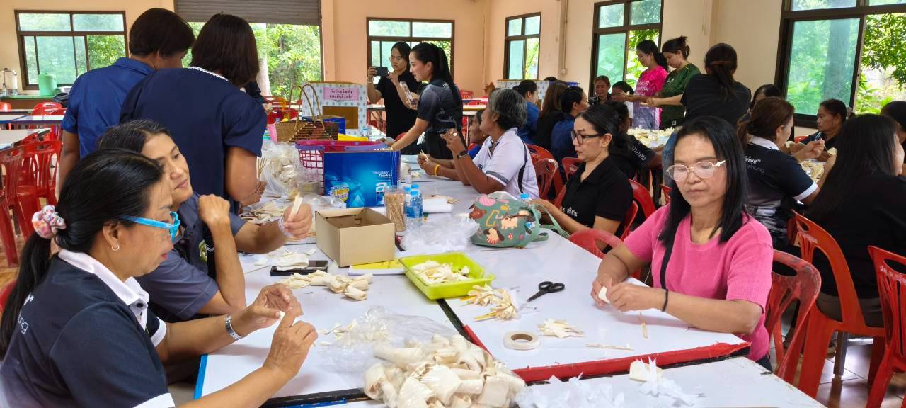อำเภอศรีบรรพต ร่วมกับ สำนักงานพัฒนาชุมชนอำเภอศรีบรรพต รวมพลังเครือข่ายจัดทำดอกไม้จันทน์เตรียมความพร้อมงานพระราชพิธีถวายพระเพลิงพระบรมศพสมเด็จพระนางเจ้าสิริกิต์ พระบรมราชินีนาถ พระบรมราชชนนีพันปีหลวง